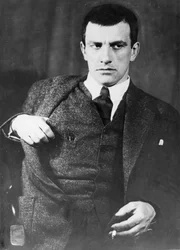 Vladimir Mayakovsky (1893-1930), poeta soviético, dramaturgo e propagandista.